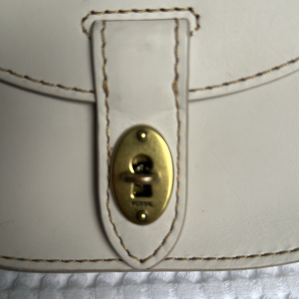 Fossil Leather crossbody / saddle bag. - Picture 2 of 7